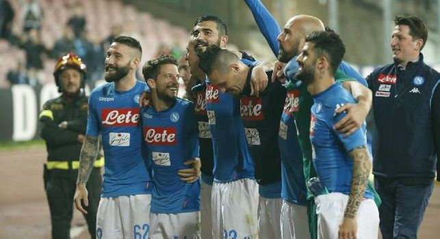 I giocatori del Napoli festeggiano dopo la vittoria contro l'Udinese