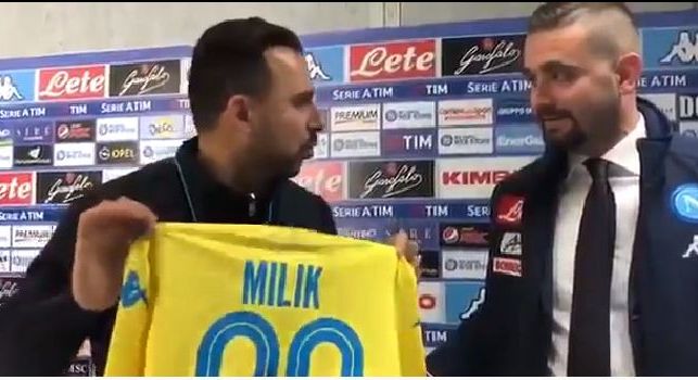 Edo De Laurentiis regala la maglia di Milik ad un giornalista di Sky: Arek sarà il nostro futuro campione! A Torino per fare la nostra partita [VIDEO]