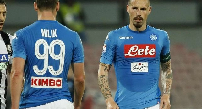 Hamsik e Ramirez si spintonano a vicenda, l'arbitro ammonisce entrambi