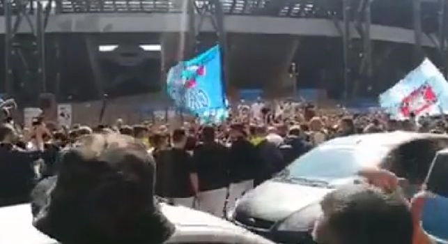 Maggio su Instagram: Forza Napoli, i tifosi caricano gli azzurri in vista della sfida con la Juve [VIDEO]