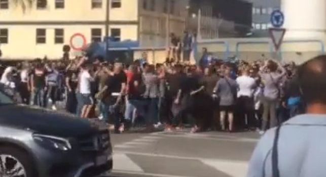 Chi non salta juventino è, i cori anti-Juve impazzano anche a Capodichino! [VIDEO CN24]