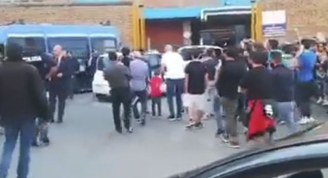 Folla esorbitante all'esterno del San Paolo, boato all'arrivo di alcuni calciatori [VIDEO CN24]