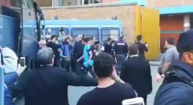 Partenza verso Capodichino, i giocatori salgono sul pullman: bagno di folla per gli azzurri [VIDEO CN24]