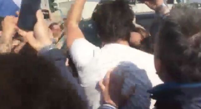 Accoglienza pazzesca a Capodichino, l'auto di Sarri risucchiata da due ali di folla: impressionante! [VIDEO CN24]