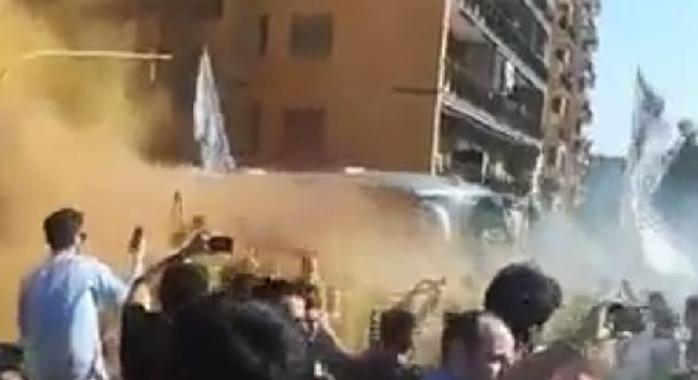 Fuorigrotta è un inferno: pullman Napoli sfila tra 3 mila tifosi! [VIDEO CN24]
