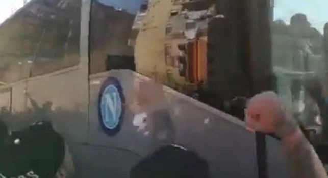 Sarò con te, Napoli torna campione. Arriva il pullman e i tifosi rilanciano il coro scudetto! [VIDEO]