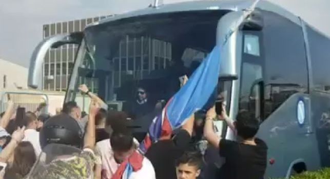 Capodichino in tilt, pullman Napoli travolto da uno tsunami di tifosi: sostegno da brividi! [VIDEO CN24]