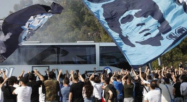 Da Fuorigrotta a Capodichino, pullman Napoli abbracciato da un'intera città: che spettacolo! [VIDEO CN24]