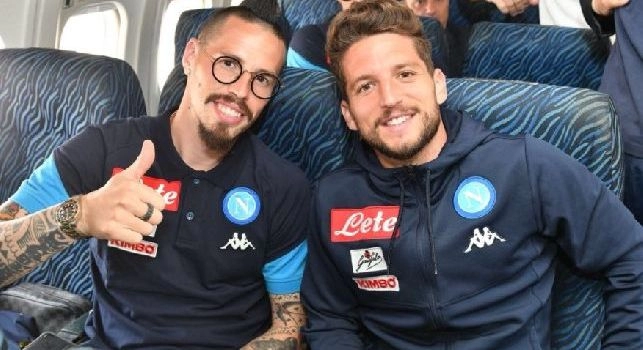 Napoli partito per Torino! Quanti sorrisi in aereo per gli azzurri [FOTO]
