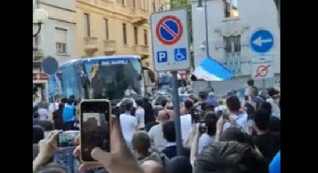 Il pullman del Napoli giunge presso l'albergo di Torino alla vigilia di Juve-Napoli
