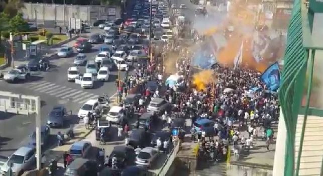 Parte il Napoli, si blocca una città: automobilisti in strada per sostenere la squadra! [VIDEO]