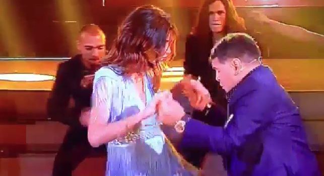 Maradona show ad Amici: Diego scende in pista e balla con Belen! [VIDEO]