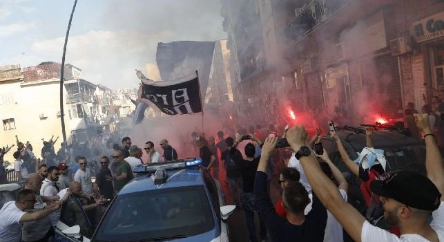 Lo stadio San Paolo ai piedi di Sarri, lui applaude e saluta: dice addio ma lascia un filo di speranza