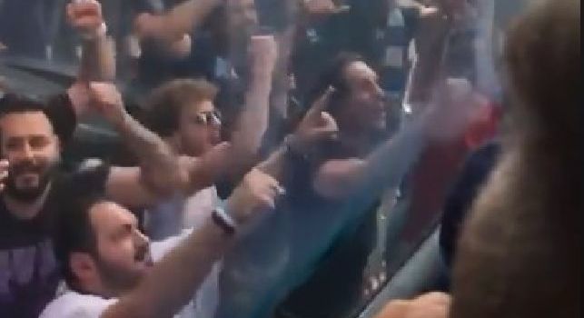 Guarda questo, fagli una foto!: azzurri estasiati dalla folla di tifosi a Fuorigrotta [VIDEO]