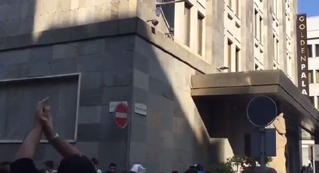 Tifosi napoletani sotto l'hotel della Juve: Chi non salta bianconero è! [VIDEO]