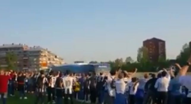 Il pullman del Napoli arriva all'Allianz Stadium tra fischi ed insulti! I tifosi bianconeri gridano Mer** [VIDEO]