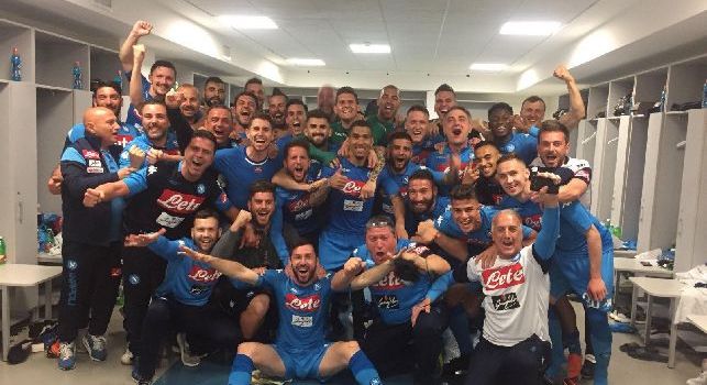 Festeggiamenti nello spogliatoio azzurro, i giocatori esplodono di gioia: Abbiamo un sogno nel cuore, Napoli torna campione! [VIDEO]