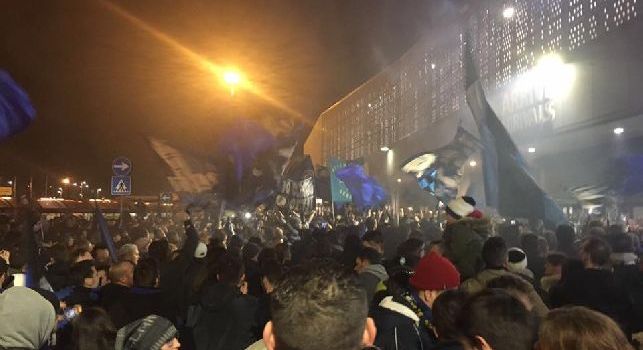 Tifosi azzurri in massa verso l'aeroporto di Torino per festeggiare i calciatori del Napoli!