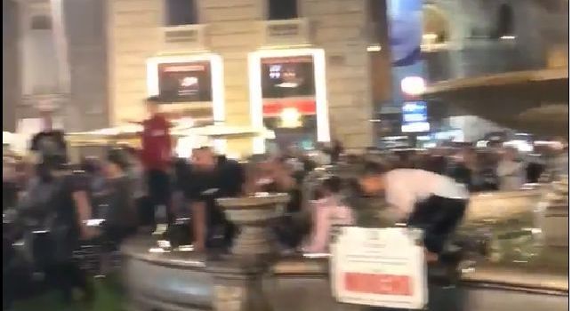 Napoletani impazziti in città, i tifosi si tuffano nella fontana di piazza Trieste! [VIDEO]