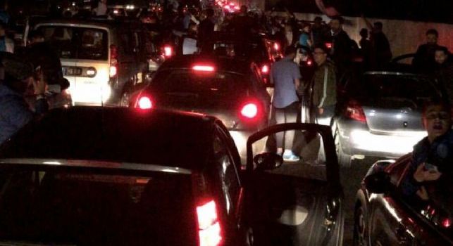 Napoli completamente nel caos: bloccata l'uscita della Tangenziale a Capodichino, auto lasciate per strada [FOTO]