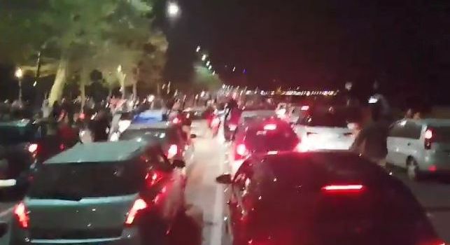 Napoli in festa, lungomare paralizzato alle 2 di notte: traffico in tilt, entusiasmo incredibile! [VIDEO]
