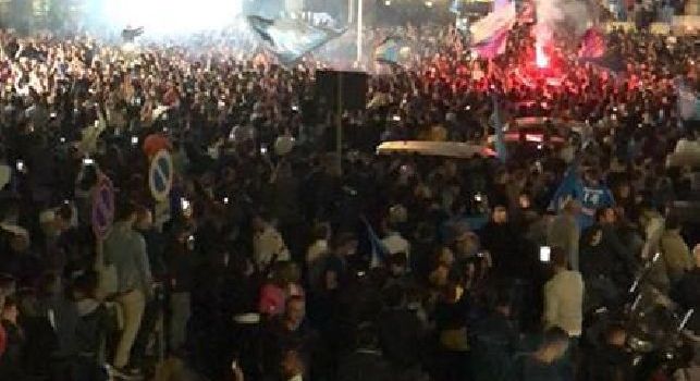 Aereo del Napoli atterrato alle 2.46 a Capodichino, boato clamoroso dei 15mila presenti [VIDEO CN24]