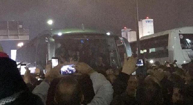 Capodichino, pullman del Napoli bloccato da 20mila tifosi dopo la vittoria contro la Juve
