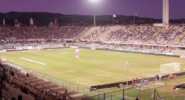 A Firenze sono già in clima campionato. Al Franchi cantano 'Odio Napoli' alla presentazione di Ribery