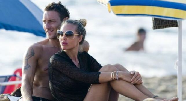Relax a Capri per Totti ed Ilary Blasi: i due sono arrivati in elicottero