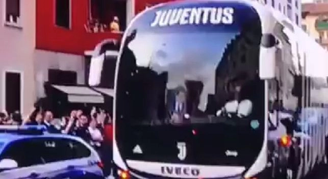 Juventus arrivata a Milano, accoglienza da brividi all'esterno dell'hotel Melià: striscioni e fumogeni [VIDEO]
