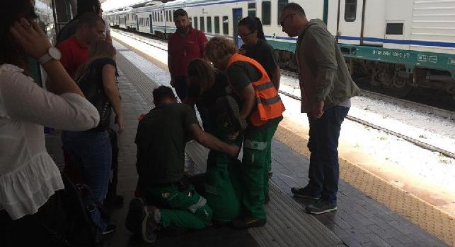 Tragedia sfiorata in stazione, membro protezione civile sviene nella ressa dei tifosi [VIDEO CN24]