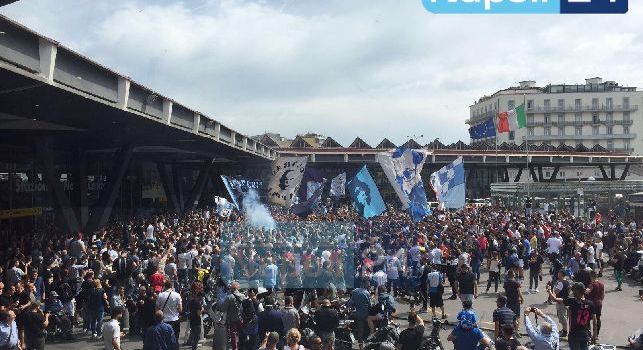 I tifosi del Napoli salutano la squadra prima della trasferta contro la Fiorentina