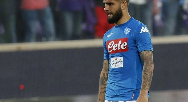 Insigne impatta con l'avversario, vistosa fascia per il fantasista napoletano
