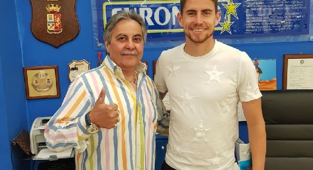Jorginho da Euronics Gruppo Tufano, l'azzurro si presta ai tifosi con scatti e autografi [FOTO]