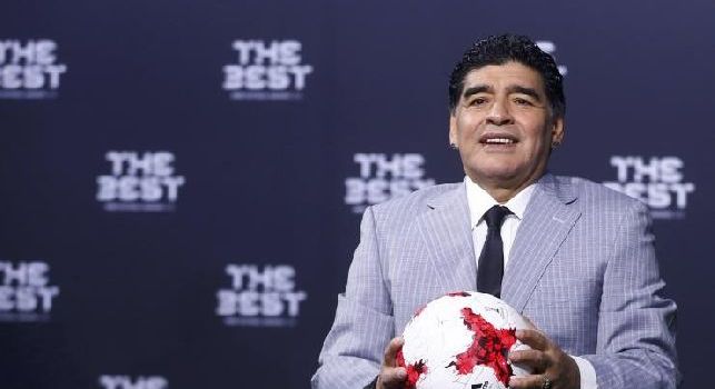 Maradona ricorda l'arrivo a Napoli: Grazie per avermi trattato come uno di voi! [FOTO]