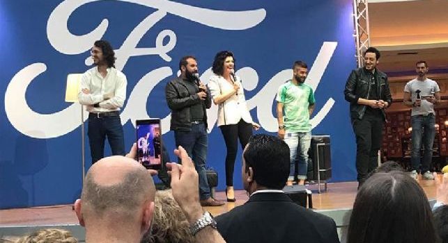 Insigne al Campania con i The Jackal: pronto un siparietto con le web star, partono cori dal centro commerciale [FOTO & VIDEO]