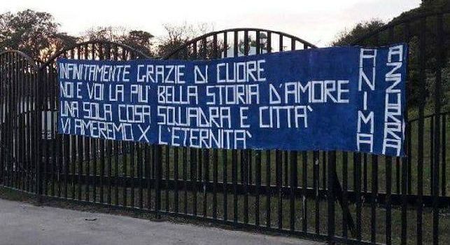 Castel Volturno, spunta uno striscione: Infinitamente grazie, una sola cosa squadra e città: vi ameremo per l'eternità [FOTO]