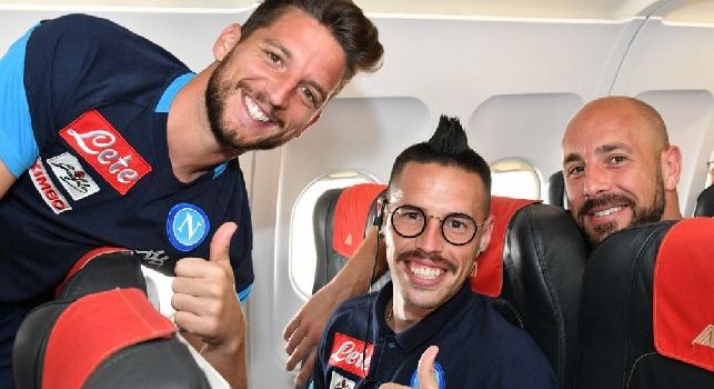Napoli pronto al decollo per Genova, azzurri sorridenti in aereo [FOTO]