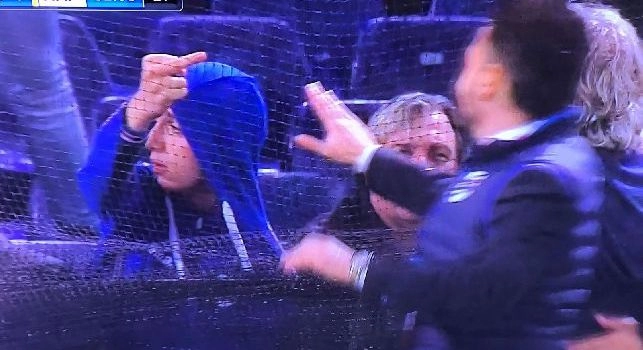 Vattene, non smettiamo, la risposta degli ultras a Ferrero: spuntano dita medie dei ragazzi al patron doriano [VIDEO]