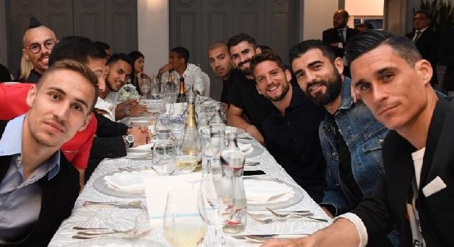 Villa D'Angelo, tutta la squadra allo stesso tavolo: grandi sorrisi da parte di tutti [FOTO]