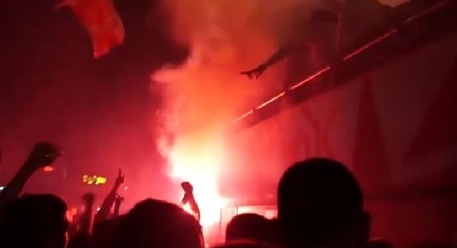 Tragedia sfiorata a Belgrado, il pullman della Stella Rossa prende fuoco con i giocatori ancora dentro! [VIDEO]
