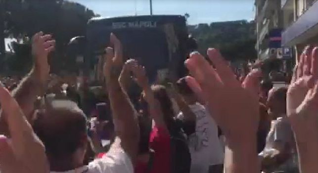 Il pullman del Napoli arriva al San Paolo, scroscianti gli applausi dei tifosi [VIDEO]