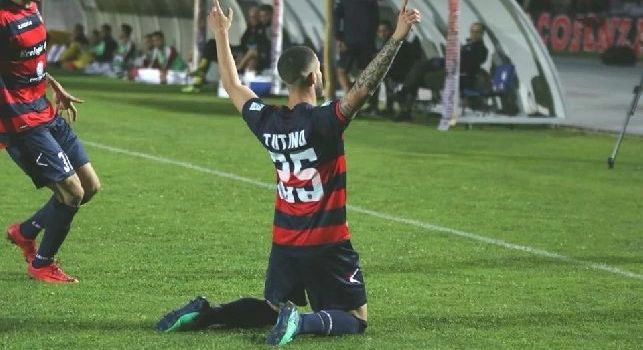 Tutino esulta dopo un gol