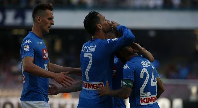 Callejon esulta dopo un gol con la maglia del Napoli