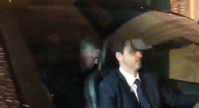 Napoli-Ancelotti, incontro terminato! Il tecnico lascia gli uffici della Filmauro nascondendosi in auto [VIDEO]