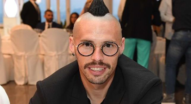 Hamsik alle prese con migliaia di autografi, faccina sconvolta dopo ore di firme [VIDEO]