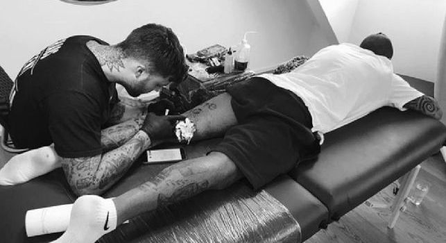 Vidal, il tatuatore: Resiste molto bene al dolore, ho finito il lavoro in poche ore [FOTOGALLERY]