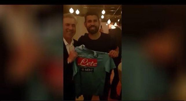 Ancelotti e Diego Costa in un ristorante a Londra, i due fingono la presentazione con la maglia del Napoli! [VIDEO]