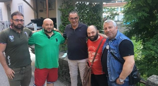 Delegazione di tifosi a Figline Valdarno per Sarri, esposto uno striscione: il tecnico si commuove [FOTO]