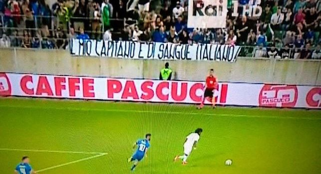 Italia-Arabia Saudita, striscione razzista contro Balotelli: Il mio capitano ha sangue italiano [FOTO]